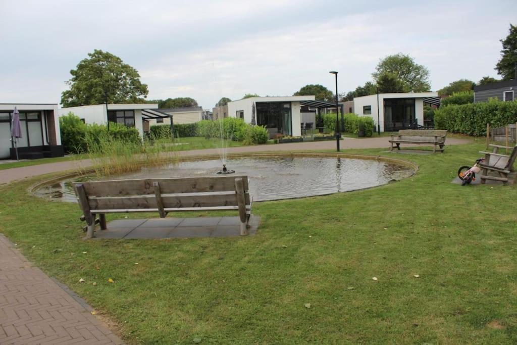 Vakantiehuis Met Vijverzicht Lathum Bagian luar foto