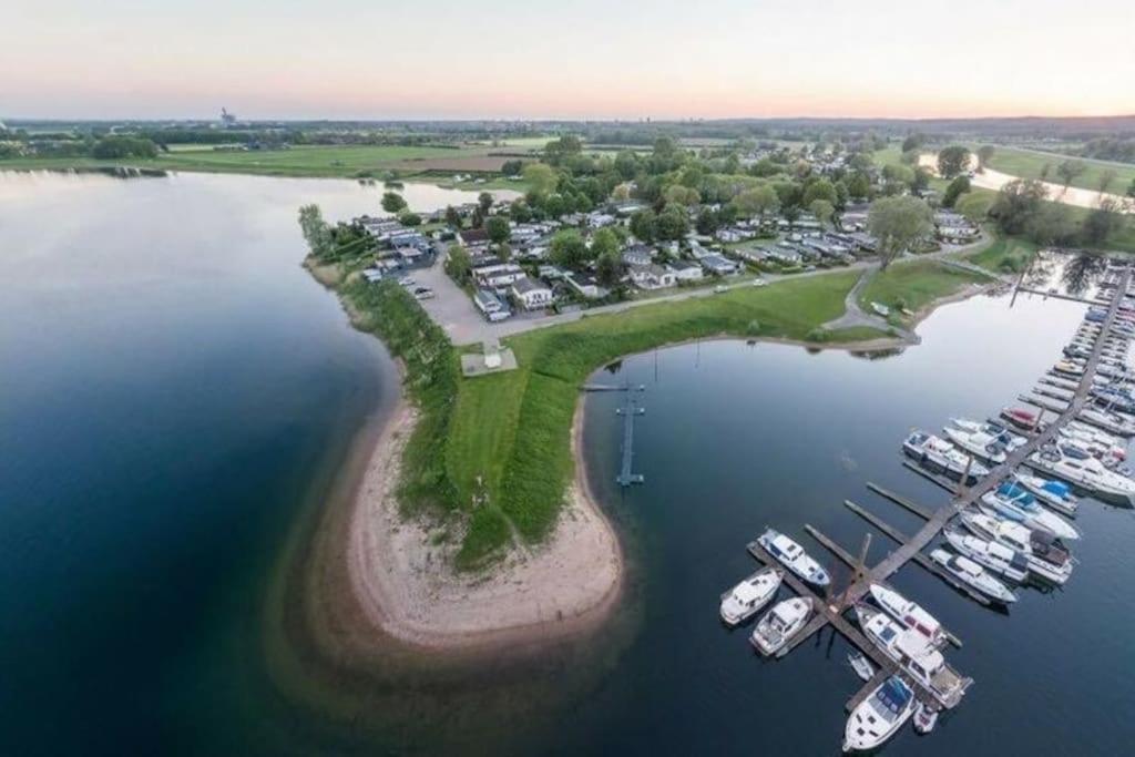 Vakantiehuis Met Vijverzicht Lathum Bagian luar foto