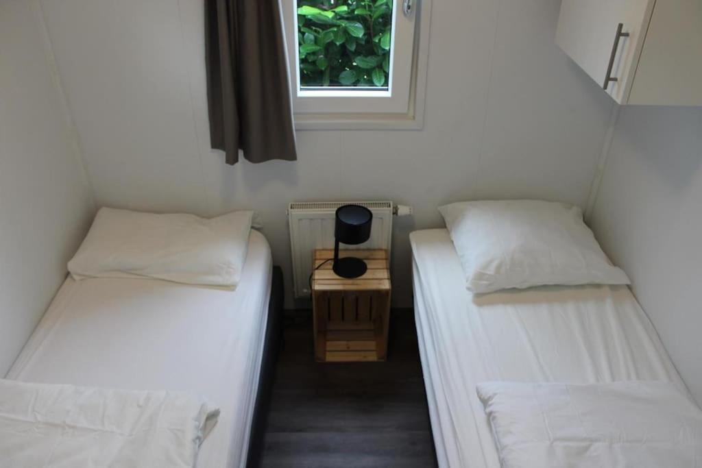 Vakantiehuis Met Vijverzicht Lathum Bagian luar foto