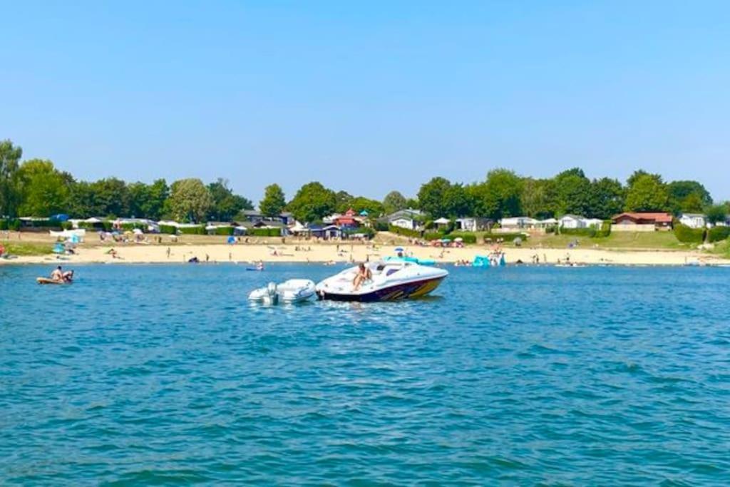 Vakantiehuis Met Vijverzicht Lathum Bagian luar foto