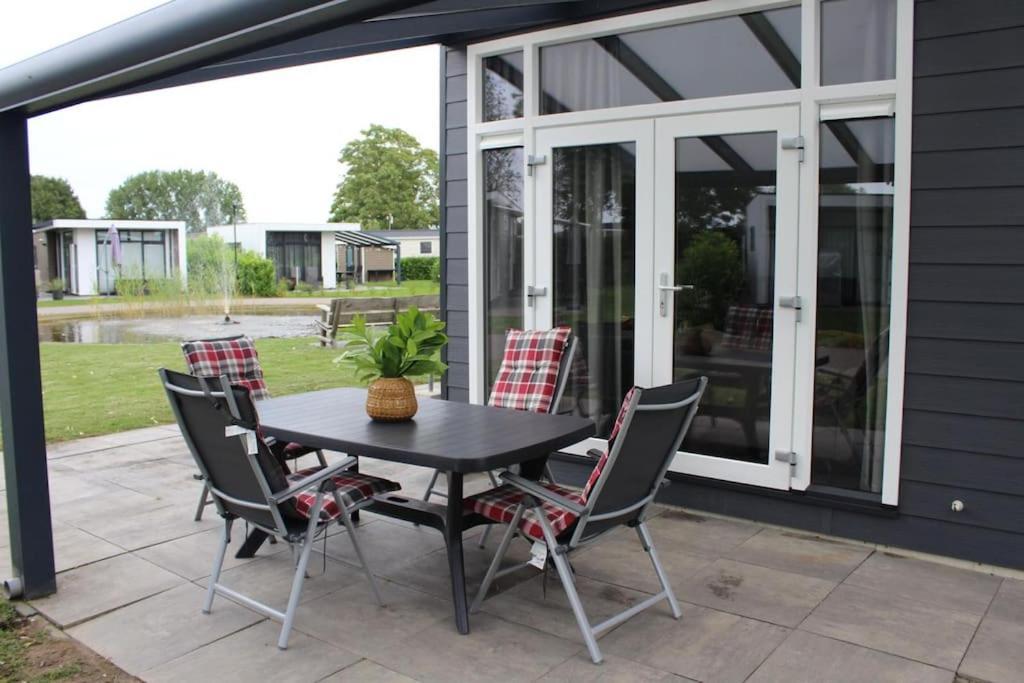 Vakantiehuis Met Vijverzicht Lathum Bagian luar foto