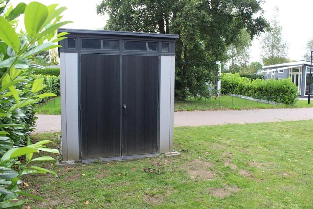 Vakantiehuis Met Vijverzicht Lathum Bagian luar foto