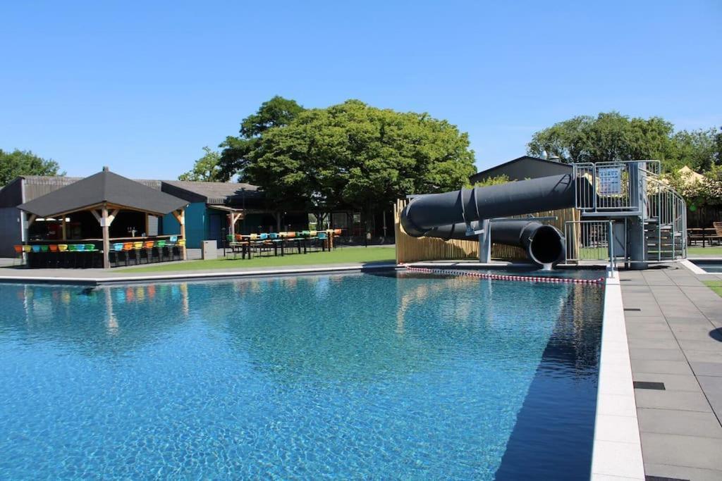 Vakantiehuis Met Vijverzicht Lathum Bagian luar foto