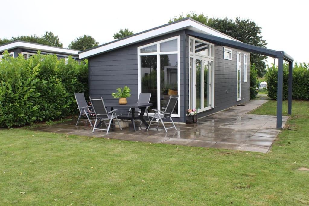 Vakantiehuis Met Vijverzicht Lathum Bagian luar foto