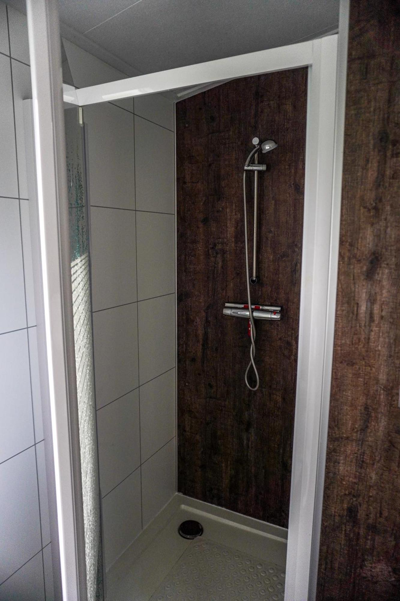 Vakantiehuis Met Vijverzicht Lathum Bagian luar foto
