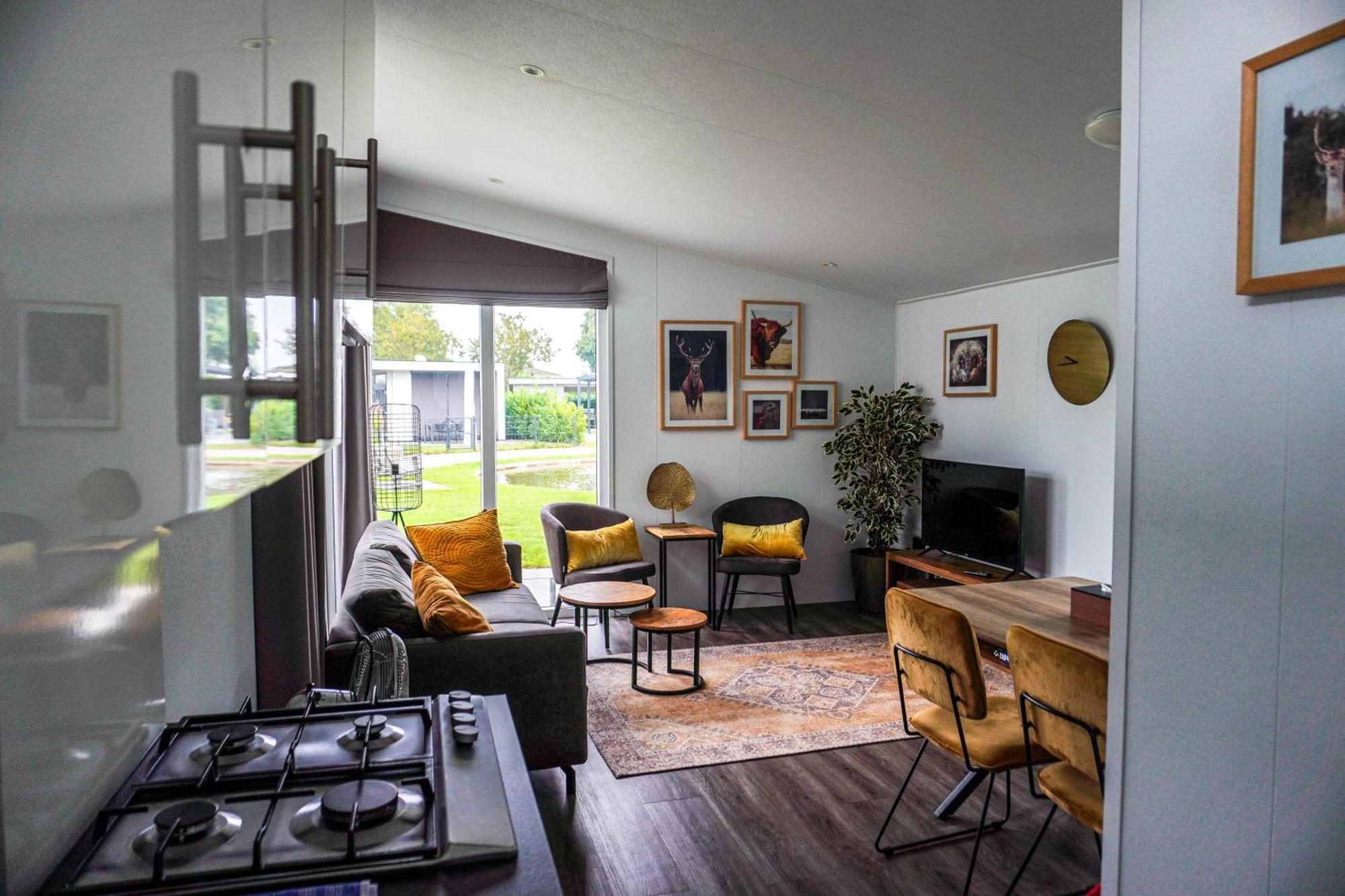 Vakantiehuis Met Vijverzicht Lathum Bagian luar foto