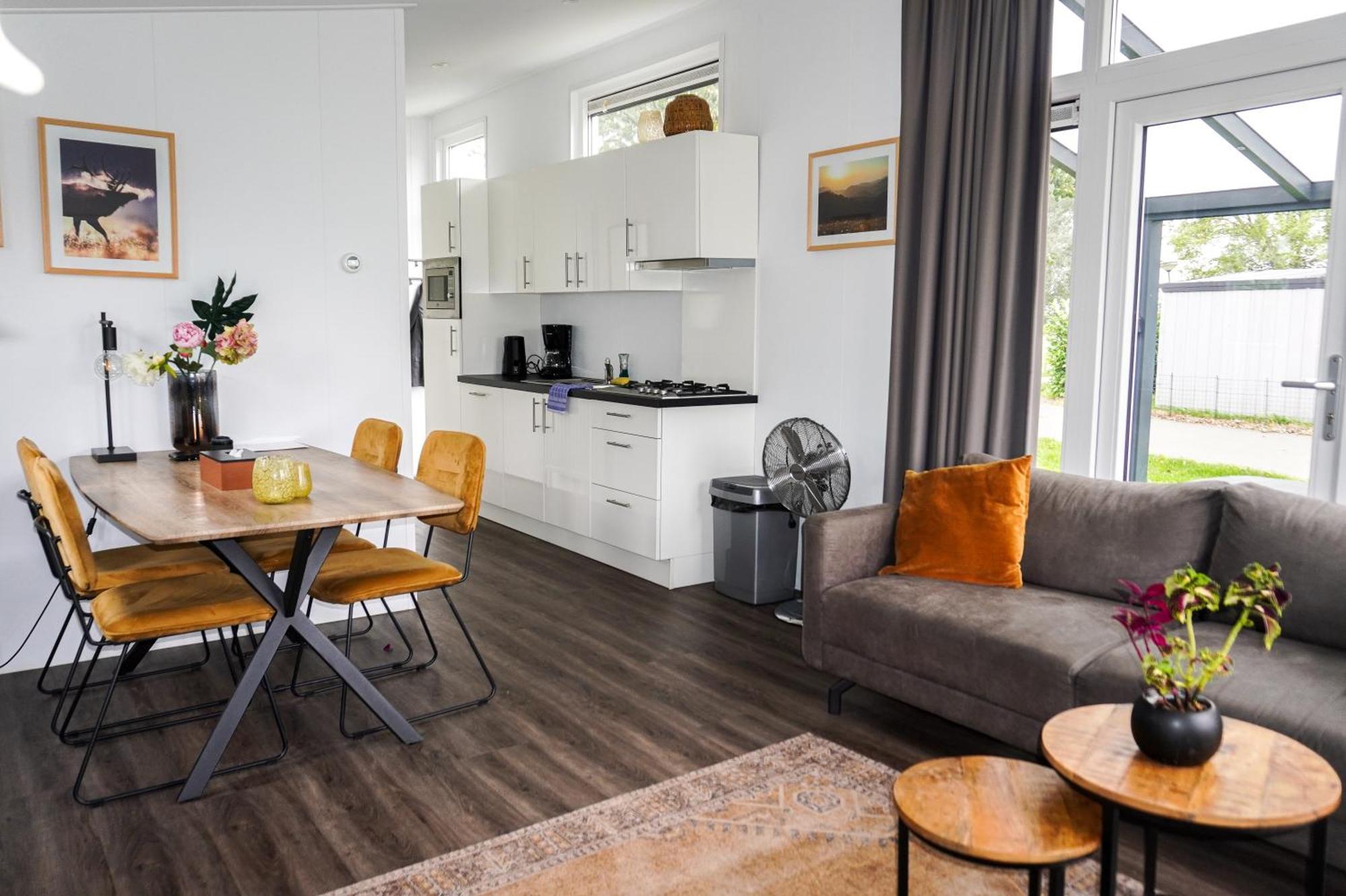Vakantiehuis Met Vijverzicht Lathum Bagian luar foto